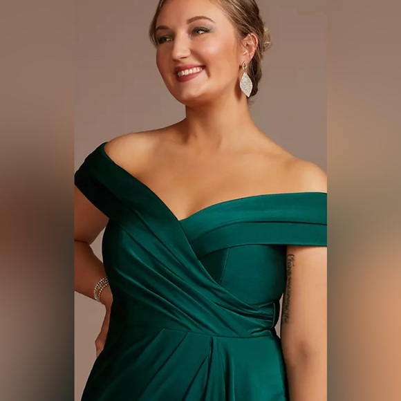 Elegant emerald green evening gown size 20W - Picture 3 of 5